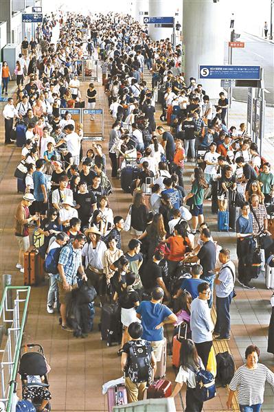 日本台风重创大阪，约5000人滞留关西机场，750名中国游客紧急转移